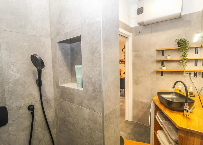 Arena With Free Private Parking *